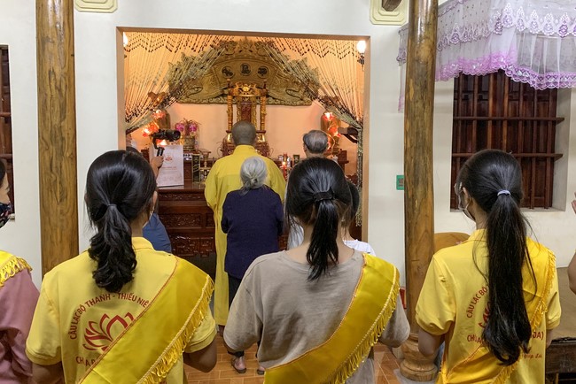 Visiting old people ever being volunteer doing at Dong Cao Pagoda