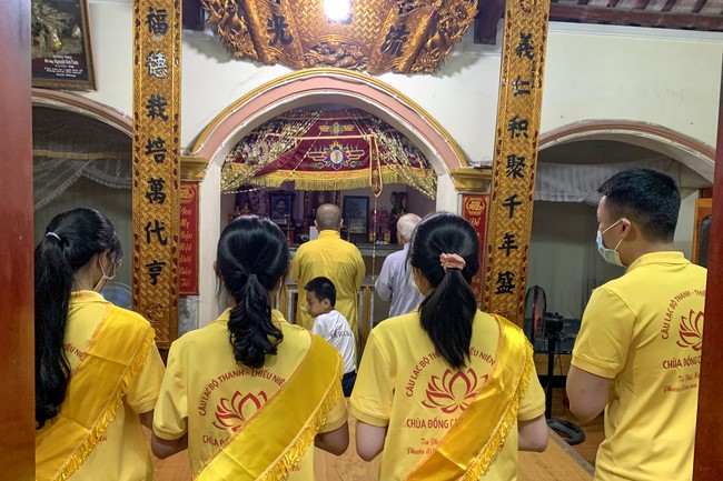 Visiting old people ever being volunteer doing at Dong Cao Pagoda