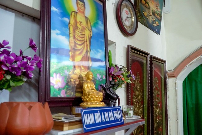 Visiting old people ever being volunteer doing at Dong Cao Pagoda