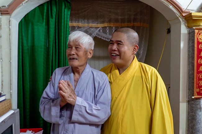 Visiting old people ever being volunteer doing at Dong Cao Pagoda