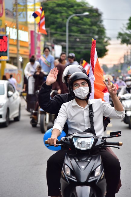 Diễu hành xe máy mừng đại lễ Phật Đản 2022