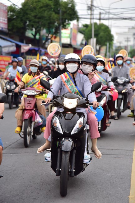 Diễu hành xe máy mừng đại lễ Phật Đản 2022