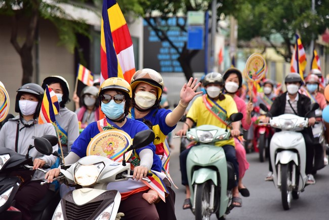 Diễu hành xe máy mừng đại lễ Phật Đản 2022