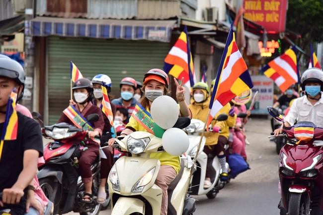 Diễu hành xe máy mừng đại lễ Phật Đản 2022