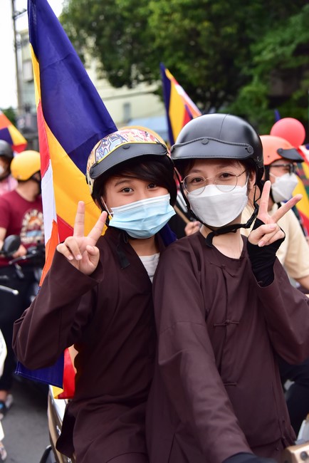 Diễu hành xe máy mừng đại lễ Phật Đản 2022