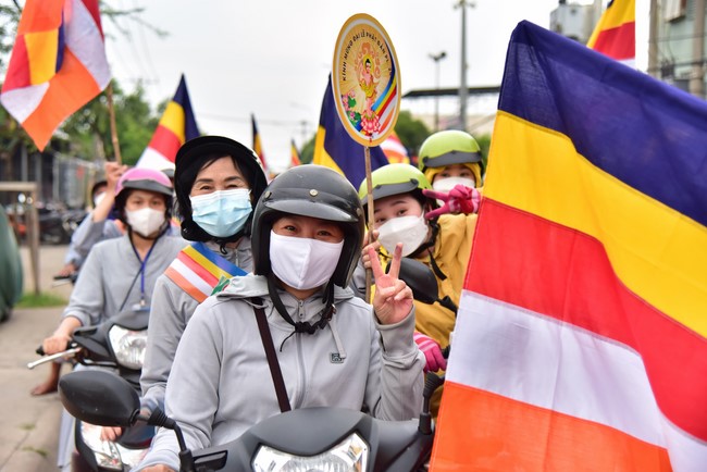 Diễu hành xe máy mừng đại lễ Phật Đản 2022