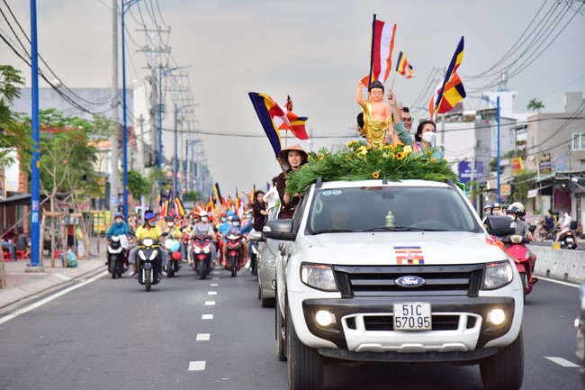 Diễu hành xe máy mừng đại lễ Phật Đản 2022