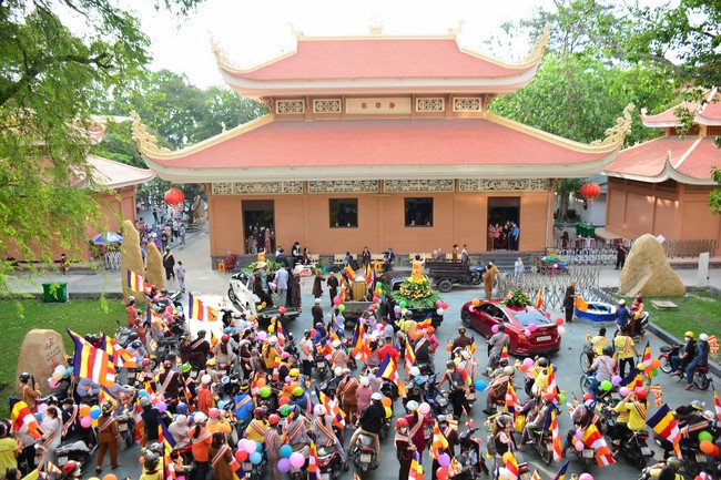 Diễu hành xe máy mừng đại lễ Phật Đản 2022