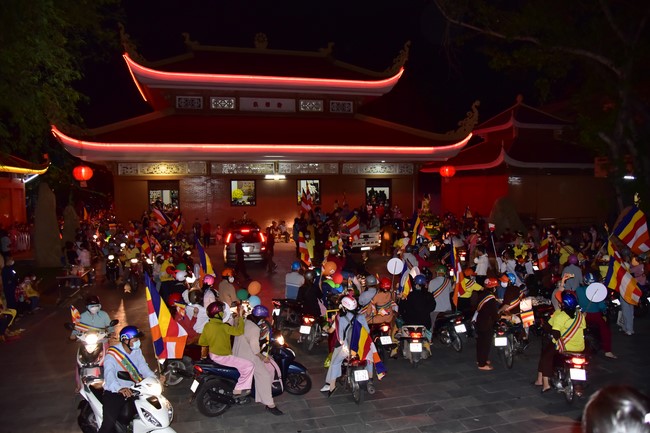 Diễu hành xe máy mừng đại lễ Phật Đản 2022