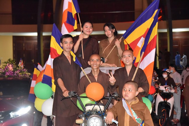 Diễu hành xe máy mừng đại lễ Phật Đản 2022