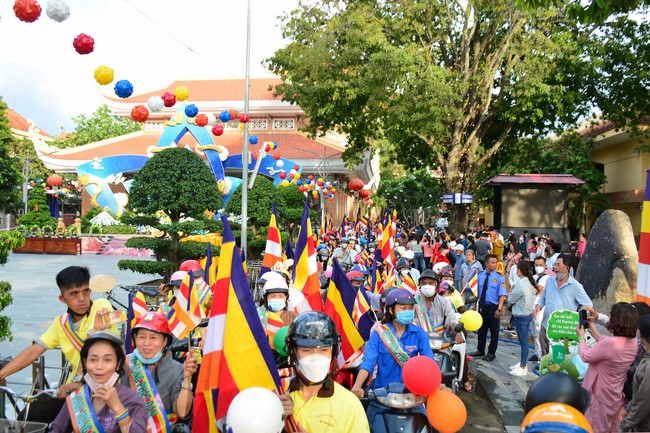 Diễu hành xe máy mừng đại lễ Phật Đản 2022