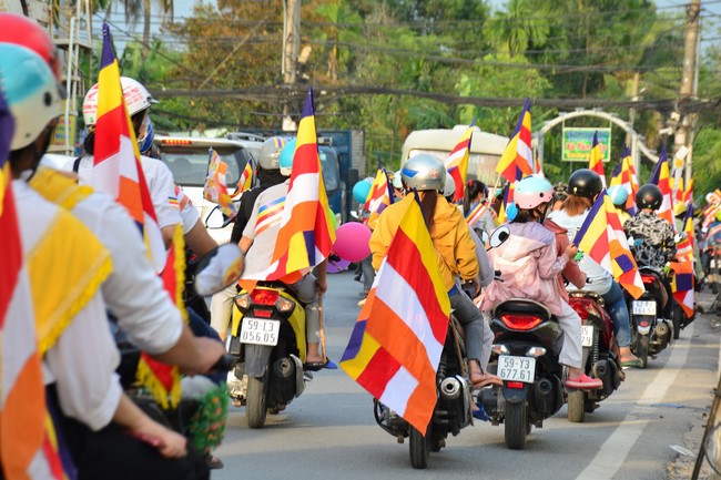 Diễu hành xe máy mừng đại lễ Phật Đản 2022