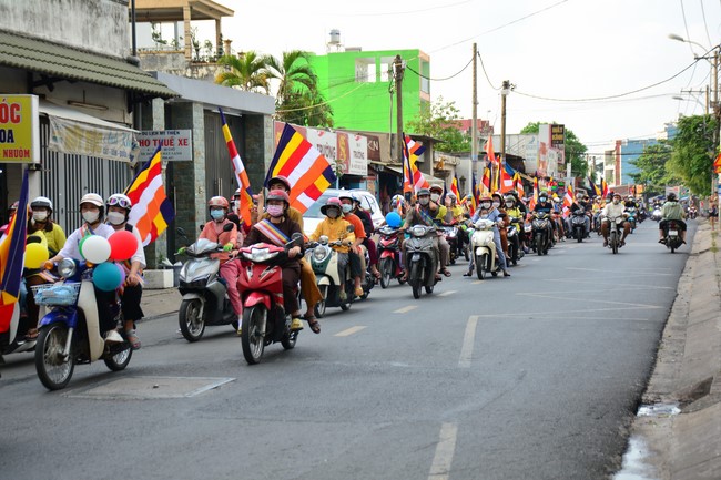 Diễu hành xe máy mừng đại lễ Phật Đản 2022