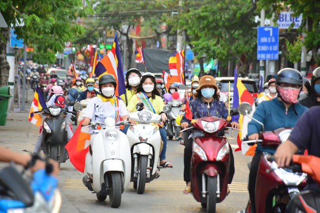 Diễu hành xe máy mừng đại lễ Phật Đản 2022