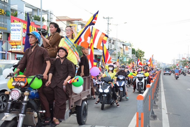 Diễu hành xe máy mừng đại lễ Phật Đản 2022