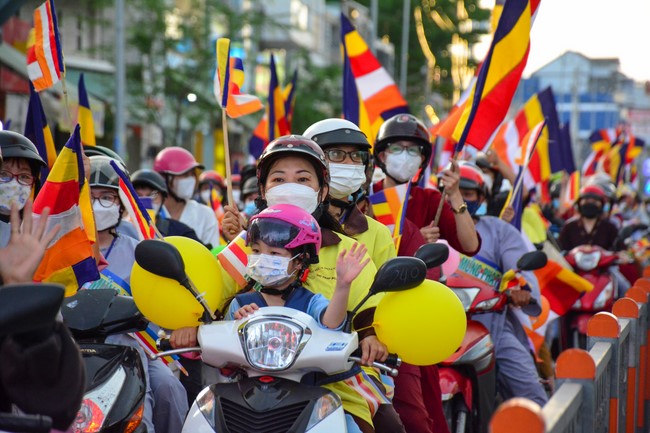 Diễu hành xe máy mừng đại lễ Phật Đản 2022