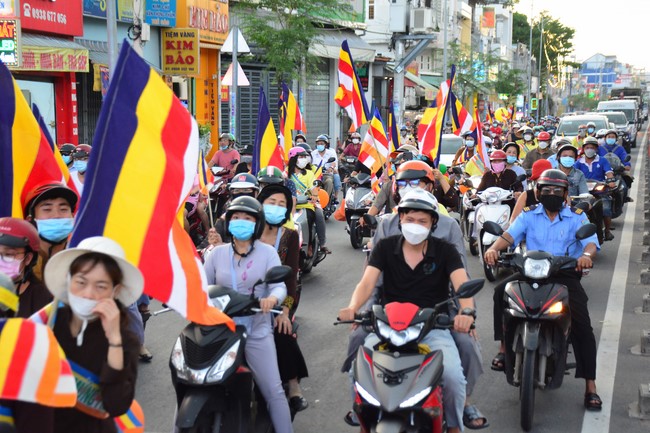 Diễu hành xe máy mừng đại lễ Phật Đản 2022