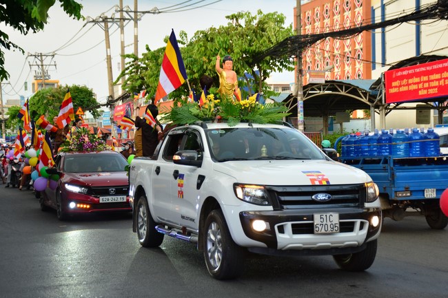 Diễu hành xe máy mừng đại lễ Phật Đản 2022