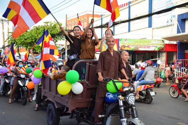 Diễu hành xe máy mừng đại lễ Phật Đản 2022