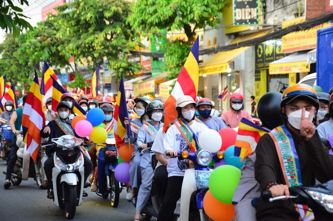 Diễu hành xe máy mừng đại lễ Phật Đản 2022