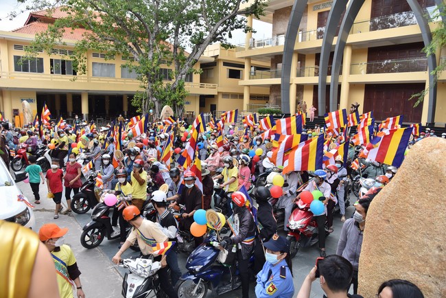 Diễu hành xe máy mừng đại lễ Phật Đản 2022