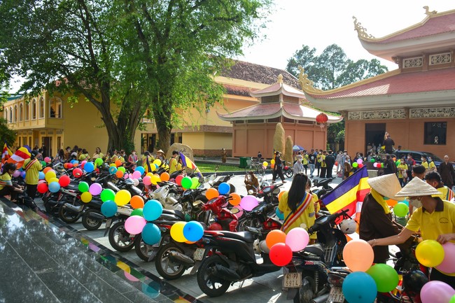 Diễu hành xe máy mừng đại lễ Phật Đản 2022