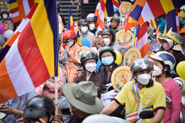 Diễu hành xe máy mừng đại lễ Phật Đản 2022