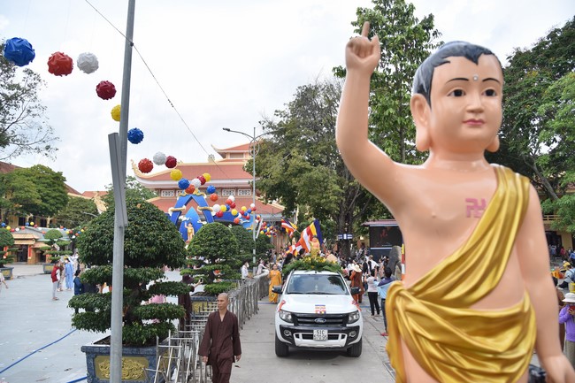 Diễu hành xe máy mừng đại lễ Phật Đản 2022