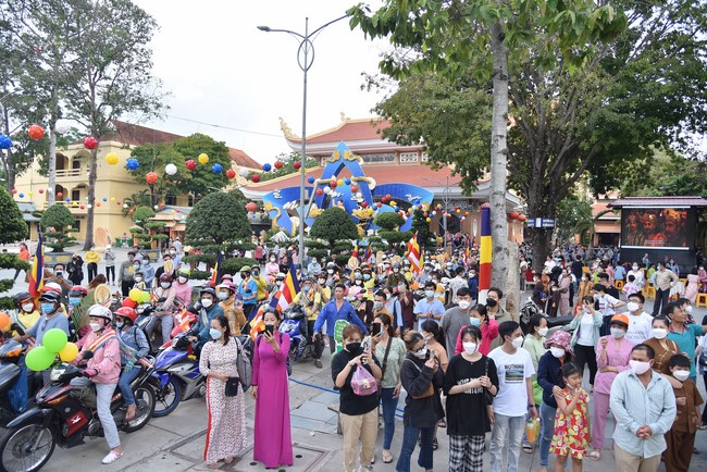 Diễu hành xe máy mừng đại lễ Phật Đản 2022