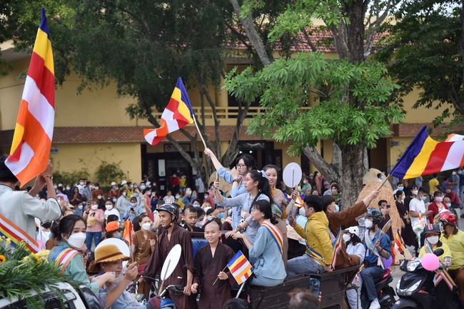 Diễu hành xe máy mừng đại lễ Phật Đản 2022