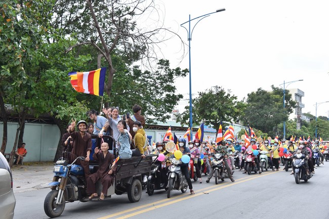 Diễu hành xe máy mừng đại lễ Phật Đản 2022