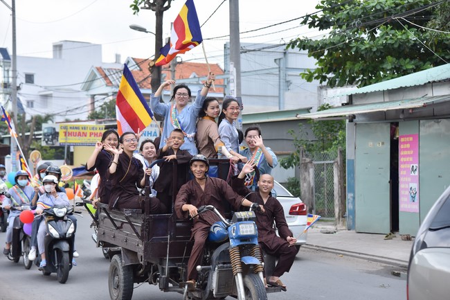 Diễu hành xe máy mừng đại lễ Phật Đản 2022