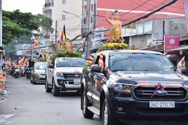 Diễu hành xe máy mừng đại lễ Phật Đản 2022