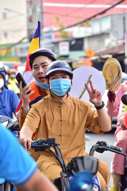 Diễu hành xe máy mừng đại lễ Phật Đản 2022