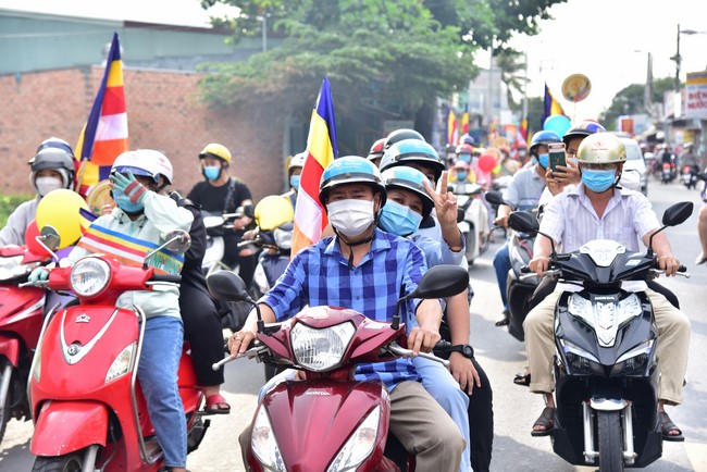 Diễu hành xe máy mừng đại lễ Phật Đản 2022