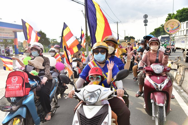 Diễu hành xe máy mừng đại lễ Phật Đản 2022