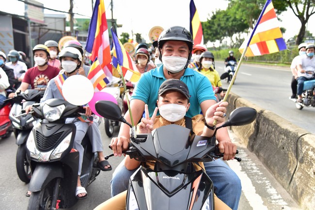 Diễu hành xe máy mừng đại lễ Phật Đản 2022