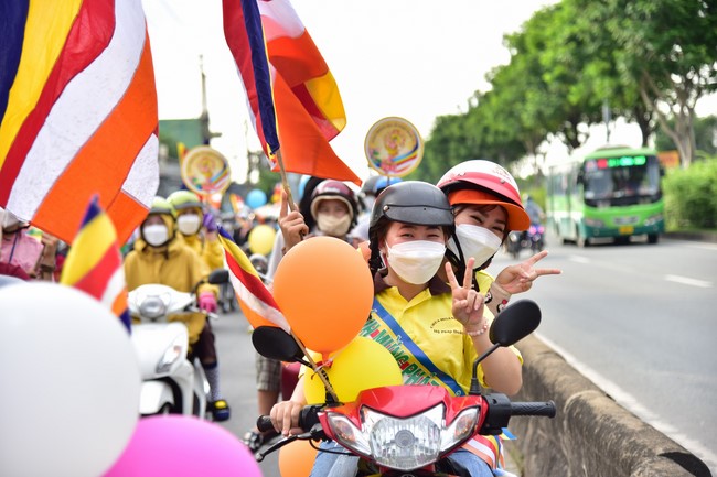 Diễu hành xe máy mừng đại lễ Phật Đản 2022