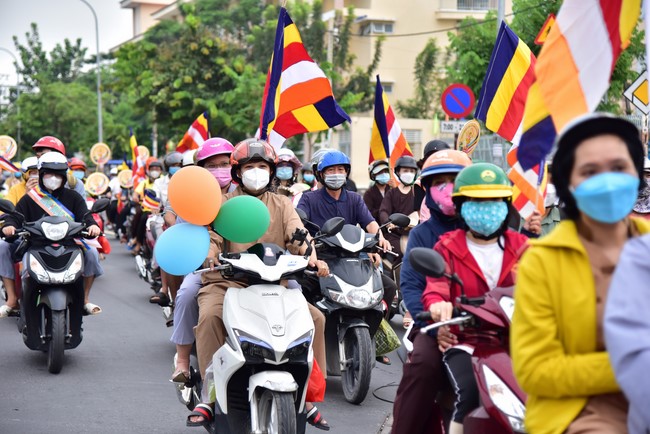 Diễu hành xe máy mừng đại lễ Phật Đản 2022