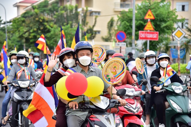 Diễu hành xe máy mừng đại lễ Phật Đản 2022