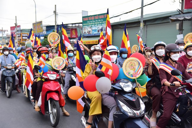 Diễu hành xe máy mừng đại lễ Phật Đản 2022