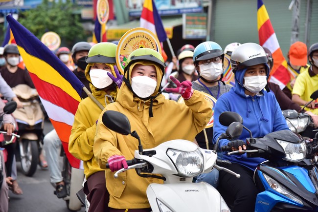 Diễu hành xe máy mừng đại lễ Phật Đản 2022