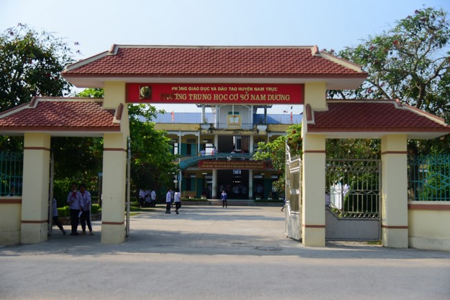 Tặng sách và tham quan trường Trung Học Nam Dương, Nam Định