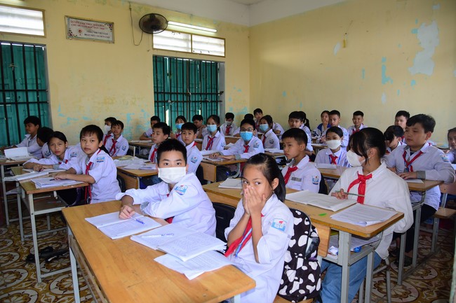 Tặng sách và tham quan trường Trung Học Nam Dương, Nam Định