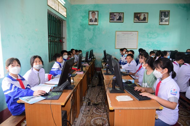 Tặng sách và tham quan trường Trung Học Nam Dương, Nam Định