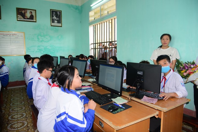 Tặng sách và tham quan trường Trung Học Nam Dương, Nam Định