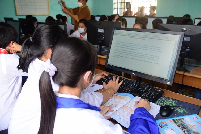 Tặng sách và tham quan trường Trung Học Nam Dương, Nam Định