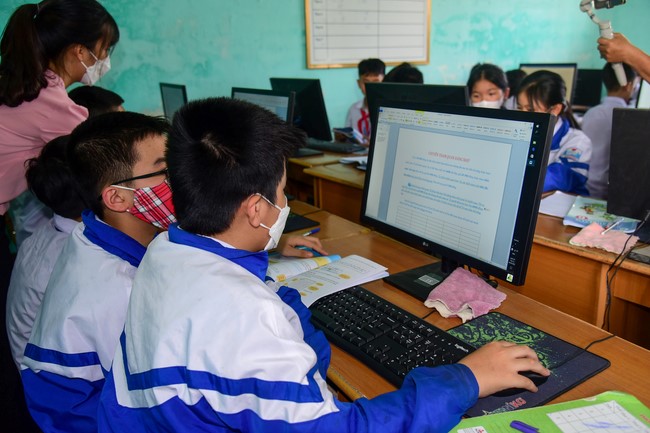 Tặng sách và tham quan trường Trung Học Nam Dương, Nam Định