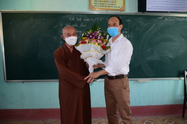 Tặng sách và tham quan trường Trung Học Nam Dương, Nam Định