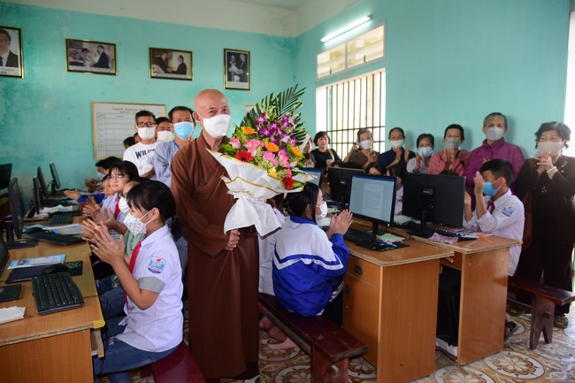 Tặng sách và tham quan trường Trung Học Nam Dương, Nam Định